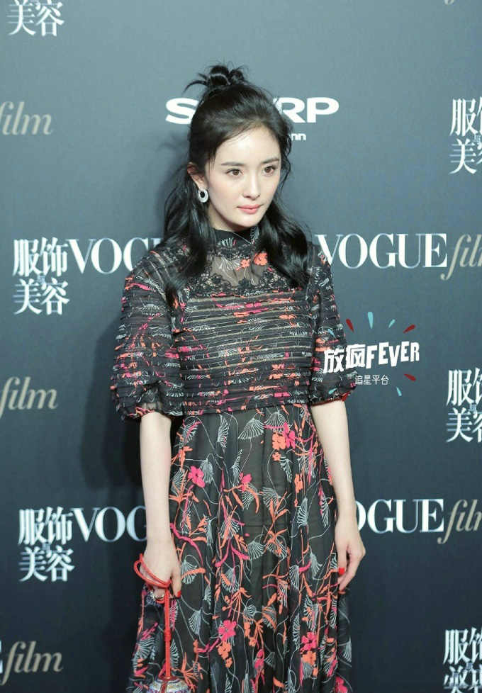 杨幂香肩冷艳动人封面写真图片