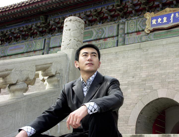 主持人纳森乌日塔图片  央视主持人图片图片