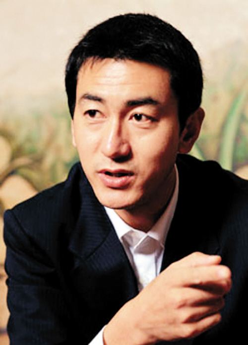 主持人纳森乌日塔图片  央视主持人图片图片