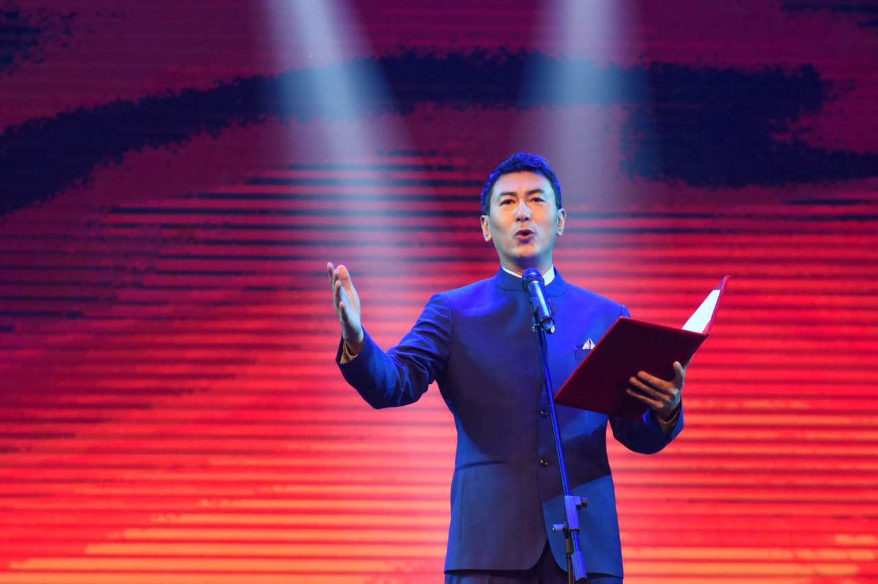 主持人纳森乌日塔图片  央视主持人图片图片
