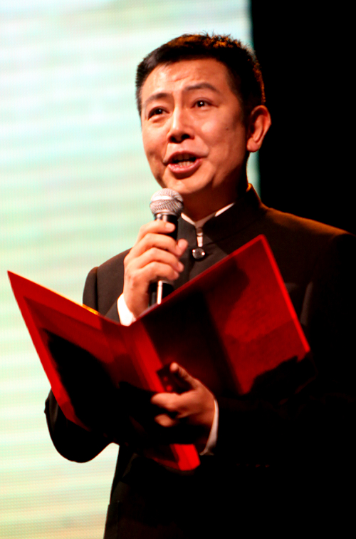 主持人纳森乌日塔图片  央视主持人图片图片