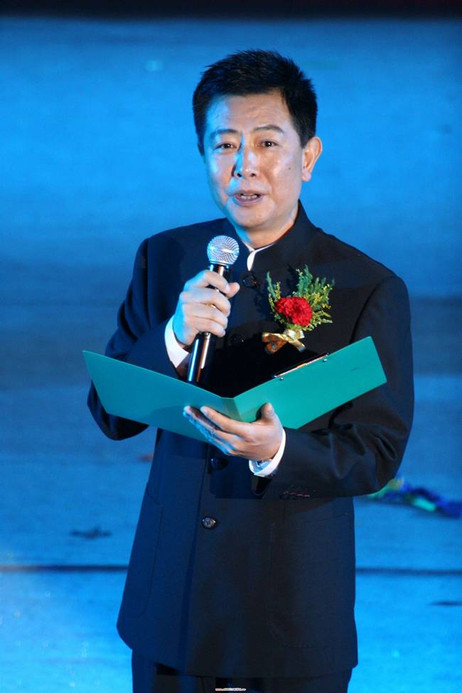 主持人纳森乌日塔图片  央视主持人图片图片