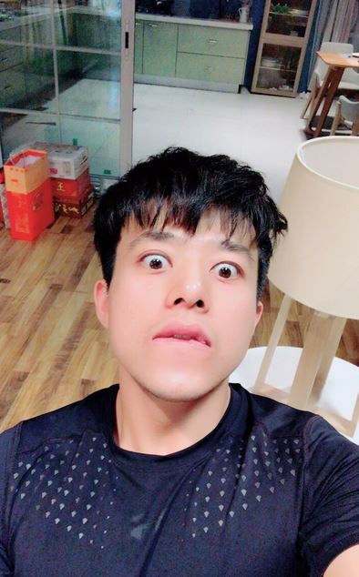 李晨图片 李晨深夜现身名车派对 帅气时尚引骚动图片