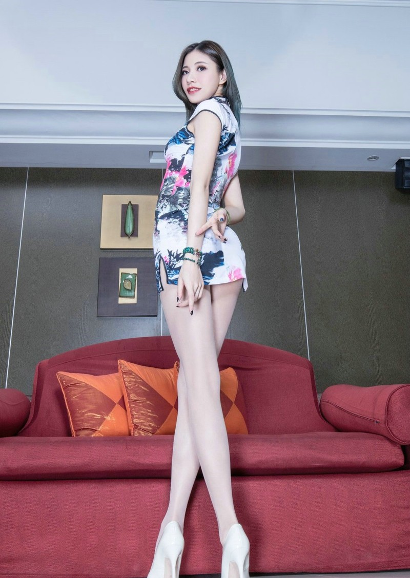 妖媚御姐白胖子深V性感激情诱惑写真图片