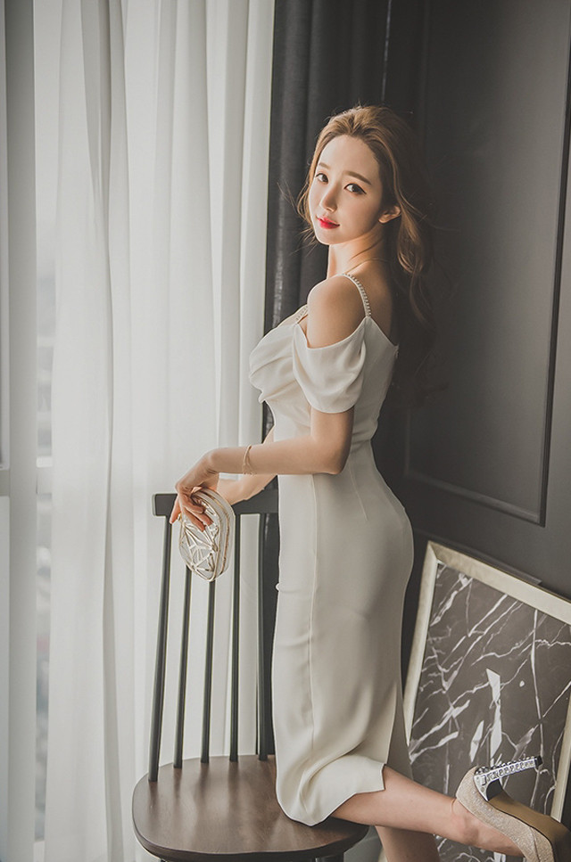乔欣朦胧意境黑白时尚写真图片