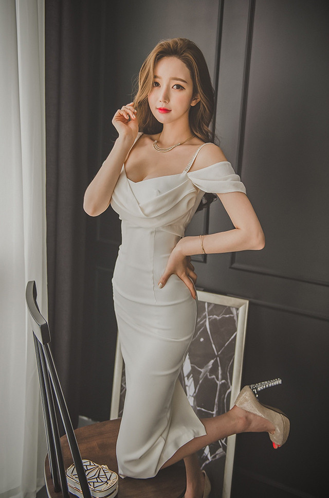 乔欣朦胧意境黑白时尚写真图片