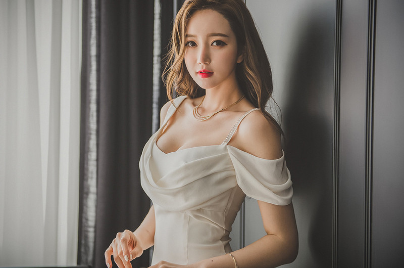 乔欣朦胧意境黑白时尚写真图片