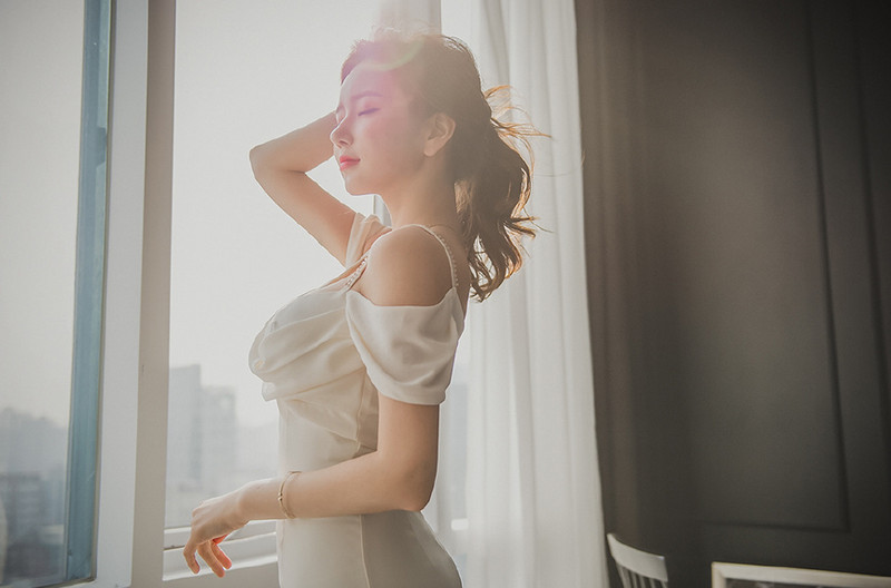 乔欣朦胧意境黑白时尚写真图片