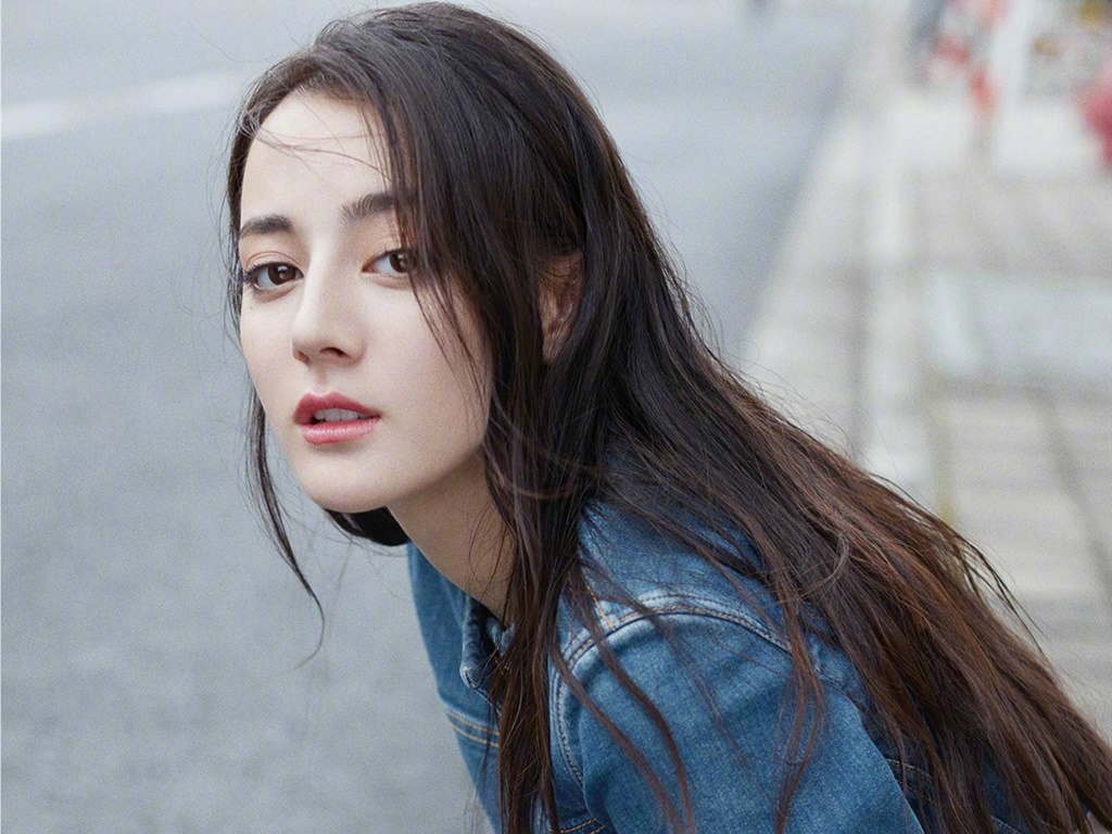 新疆乌鲁木齐美女演员迪丽热巴最新杂志写真图片图片