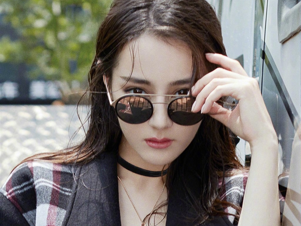 新疆乌鲁木齐美女演员迪丽热巴最新杂志写真图片图片