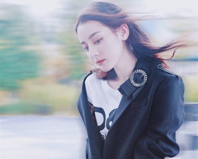 新疆乌鲁木齐美女演员迪丽热巴最新杂志写真图片图片
