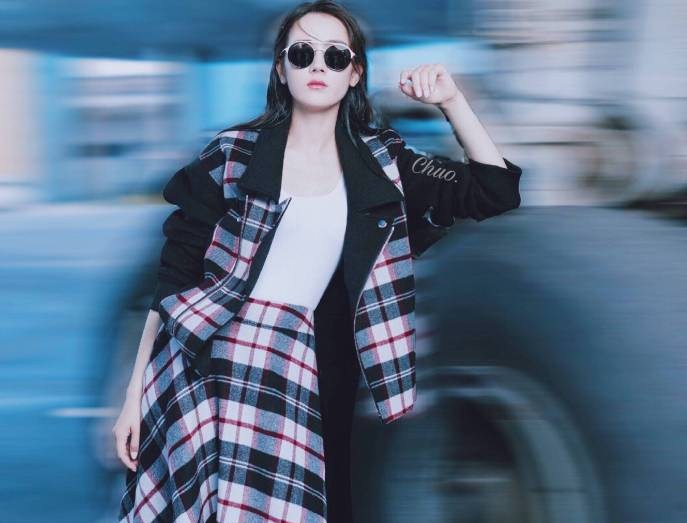 新疆乌鲁木齐美女演员迪丽热巴最新杂志写真图片图片