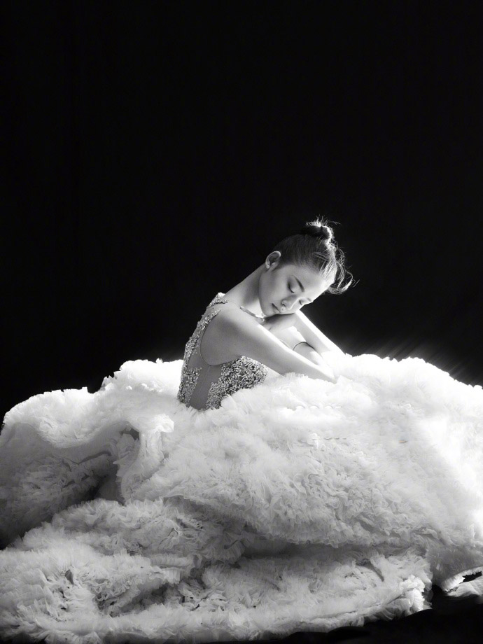 严屹宽杜若溪婚纱写真图片 明星夫妻温馨写真图片图片