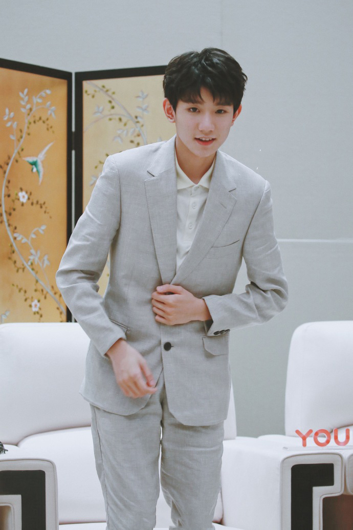 TFBOYS王源灰色格子装 TFBOYS图片王源图片图片