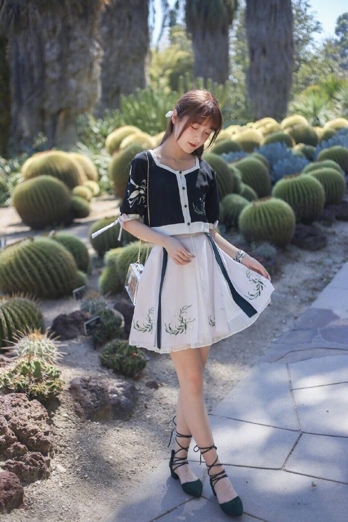 高清浙江省宁波美女徐娇户外吃红薯街拍可爱写真图片图片 高清浙江省宁波美女徐娇户外吃红薯街拍可爱写真图片图片