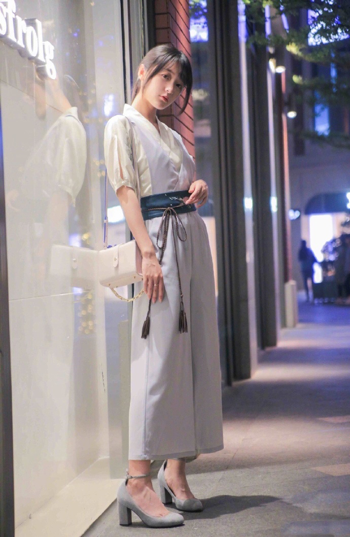 高清浙江省宁波美女徐娇户外吃红薯街拍可爱写真图片图片 高清浙江省宁波美女徐娇户外吃红薯街拍可爱写真图片图片