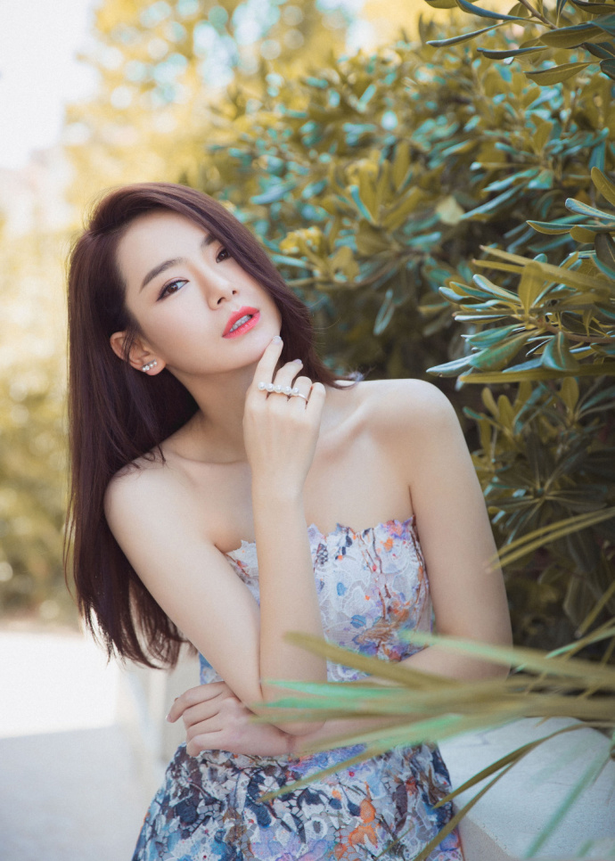 戚薇抹胸花裙娇艳迷人写真图片图片