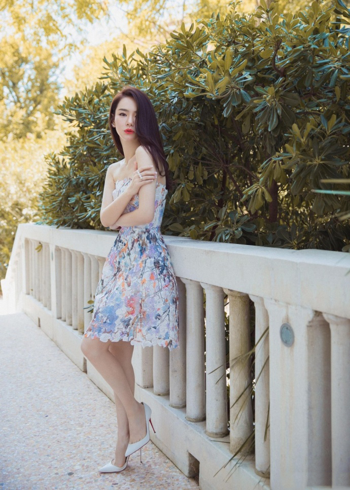戚薇抹胸花裙娇艳迷人写真图片图片