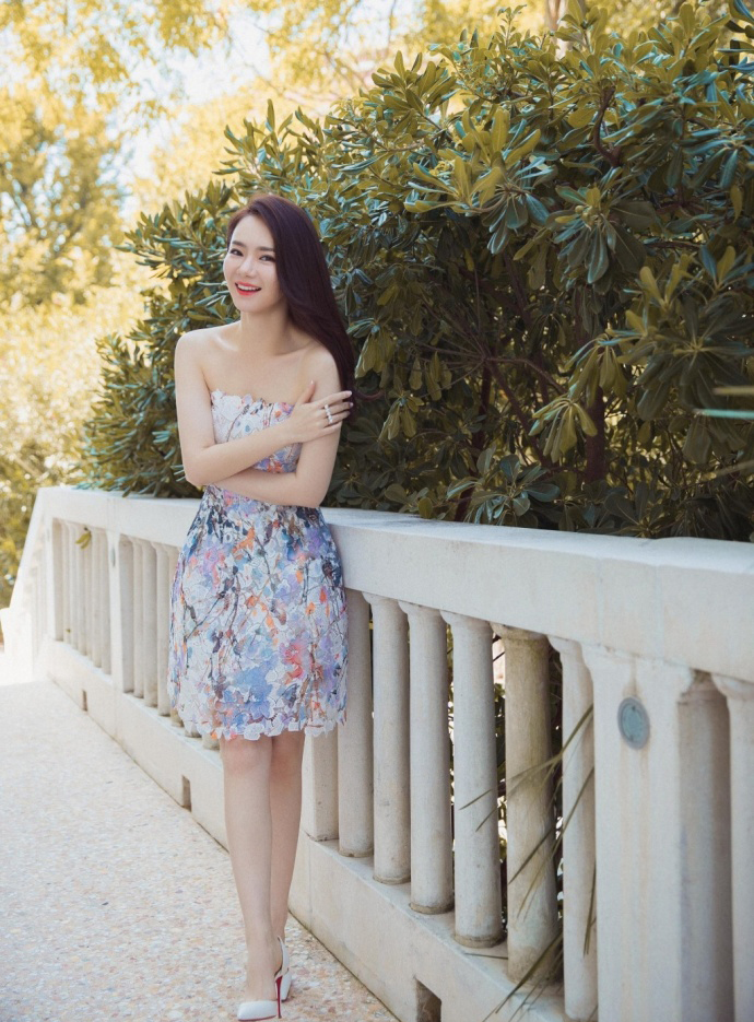 戚薇抹胸花裙娇艳迷人写真图片图片