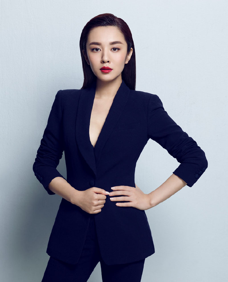 中国内地山东省青岛女演员王晓晨时尚杂志封面高清图片图片