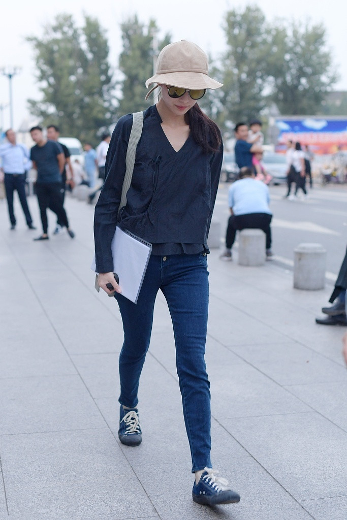 性感女星倪妮礼服行走在戛纳明艳动人图片