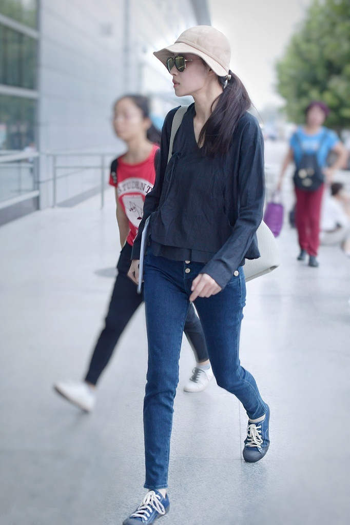 倪妮汉服风上衣搭配牛仔裤复古写真图片