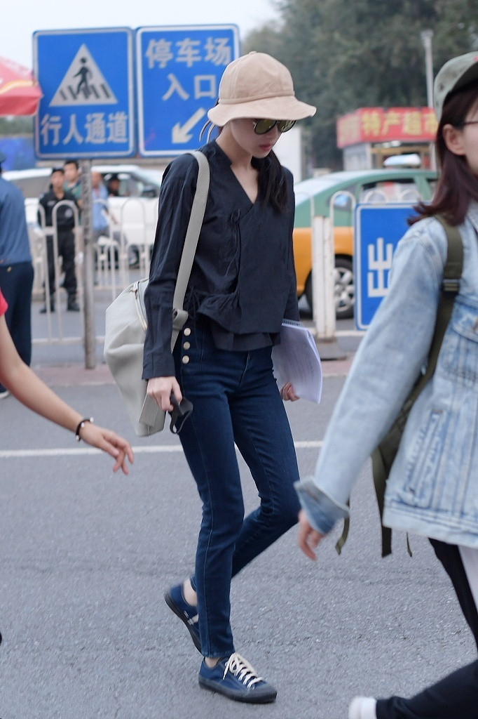 倪妮浅蓝色抹胸礼服活动图片  尽显优雅迷人魅力图片