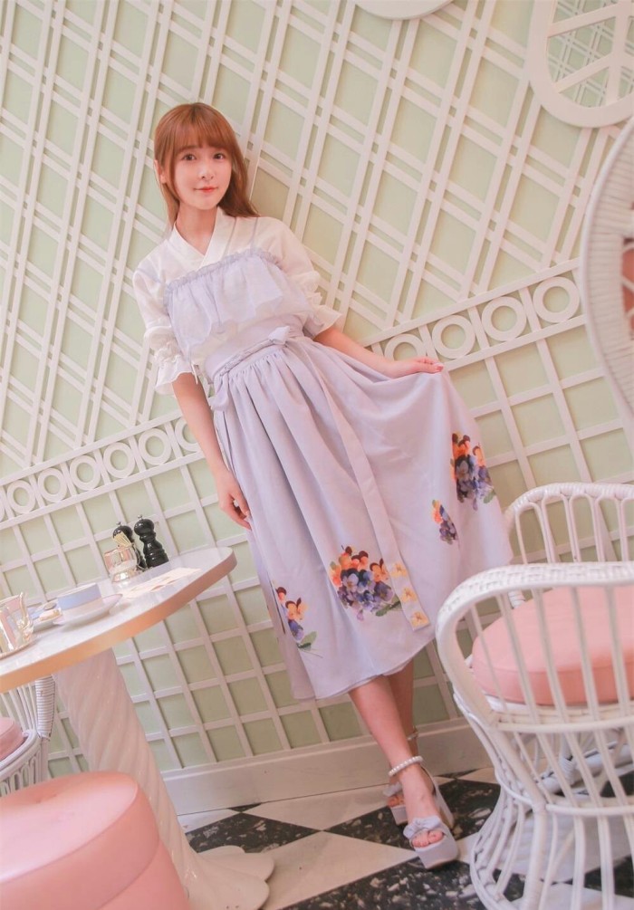 高清浙江省宁波美女徐娇唯美古风汉服小清新红毯写真图片 高清浙江省宁波美女徐娇唯美古风汉服小清新红毯写真图片
