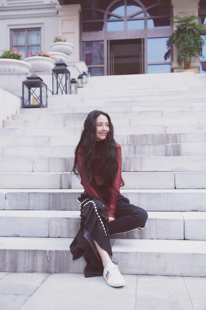 郭碧婷抱狗自拍 长发及腰显御姐范图片图片