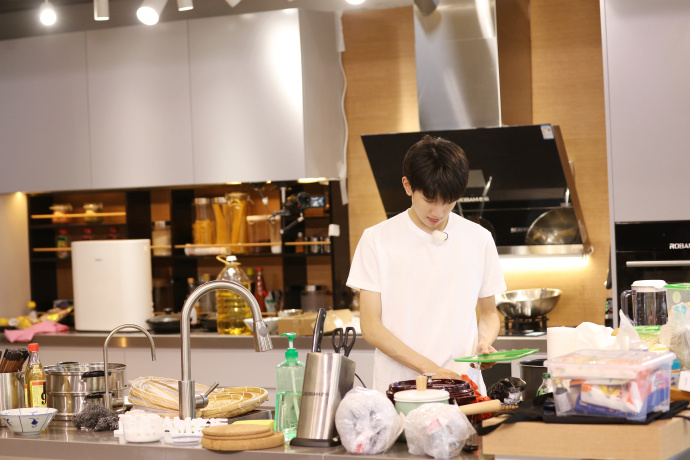 TFBOYS王源黑色礼服微笑甜美 TFBOYS图片王源图片图片