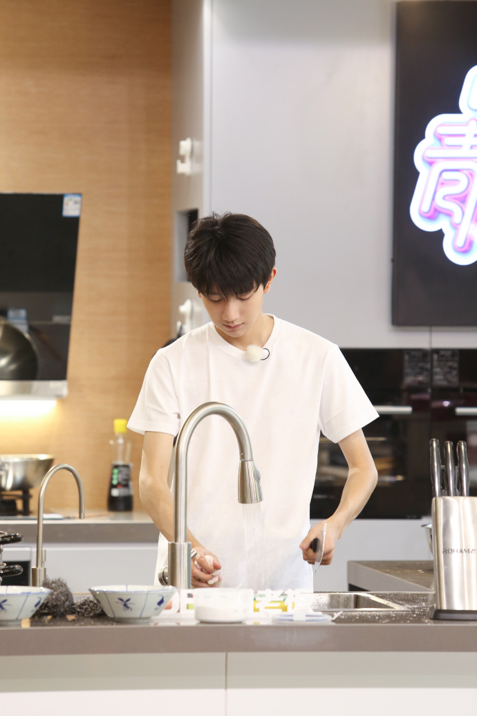 TFBOYS王源黑色礼服微笑甜美 TFBOYS图片王源图片图片