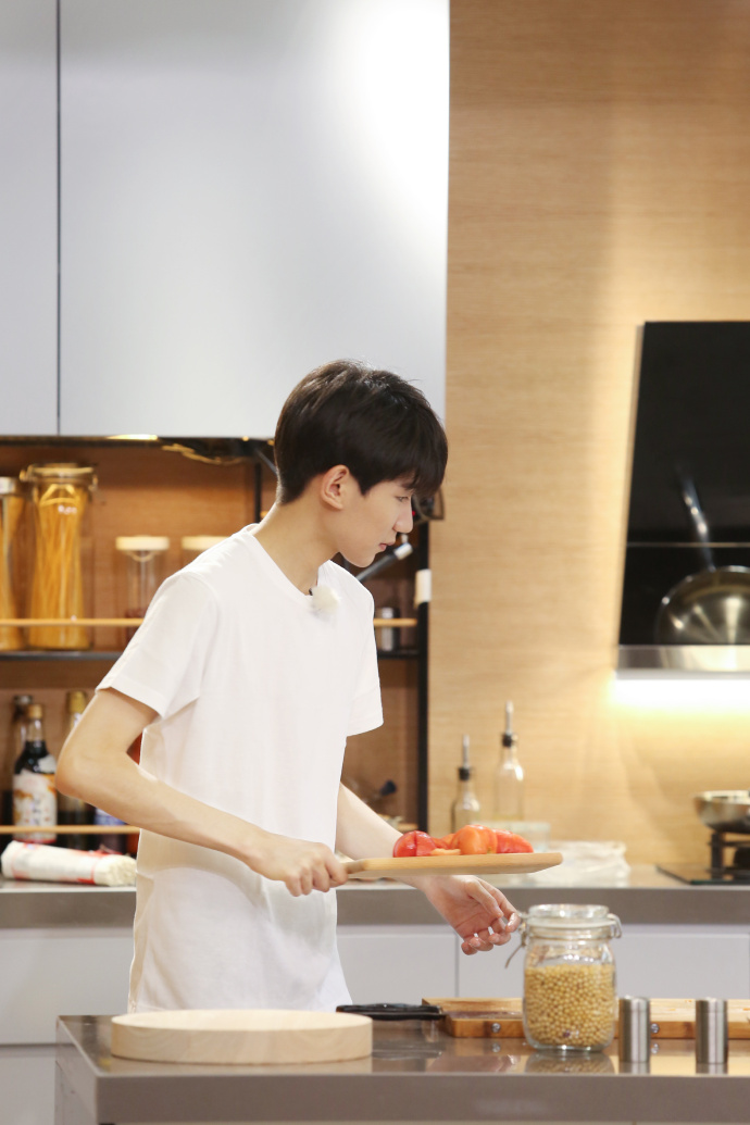 TFBOYS王源黑色礼服微笑甜美 TFBOYS图片王源图片图片