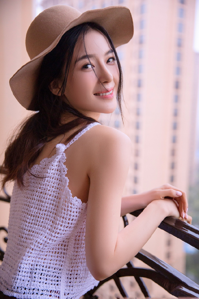 中国内地山东省烟台女演员、模特中戏清纯高颜值美女赵韩樱子粉嫩日系唯美写真图片