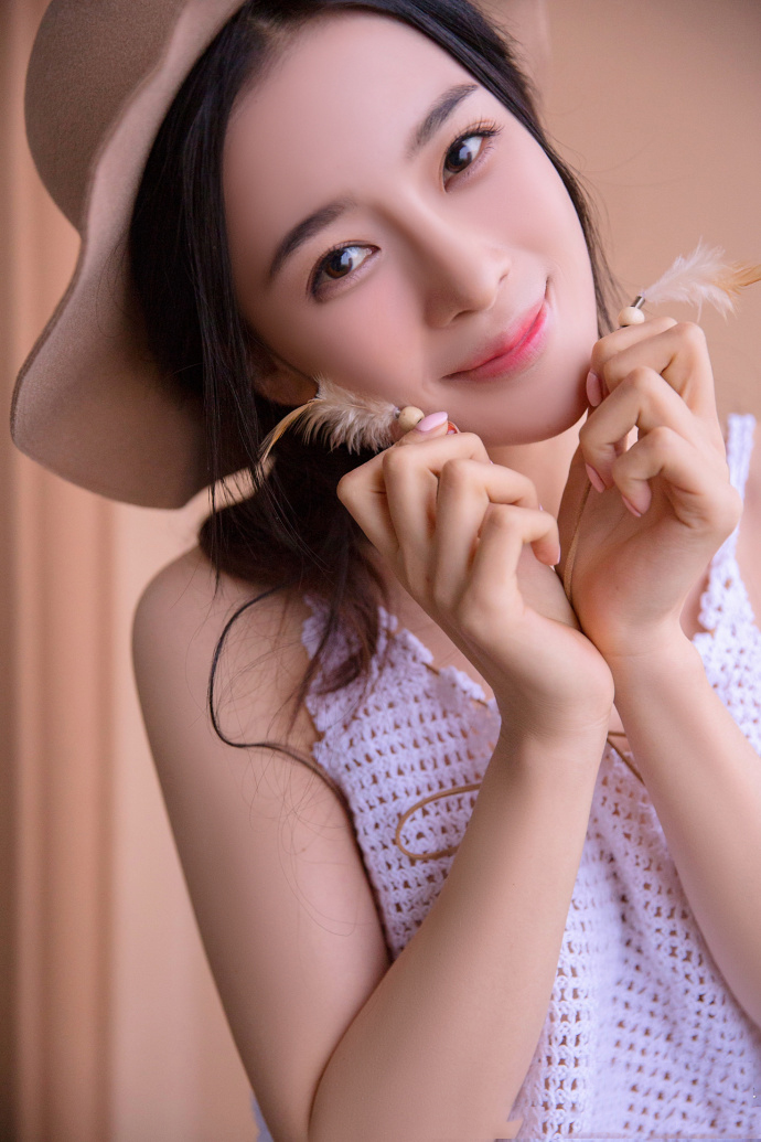 中国内地山东省烟台女演员、模特中戏清纯高颜值美女赵韩樱子粉嫩日系唯美写真图片