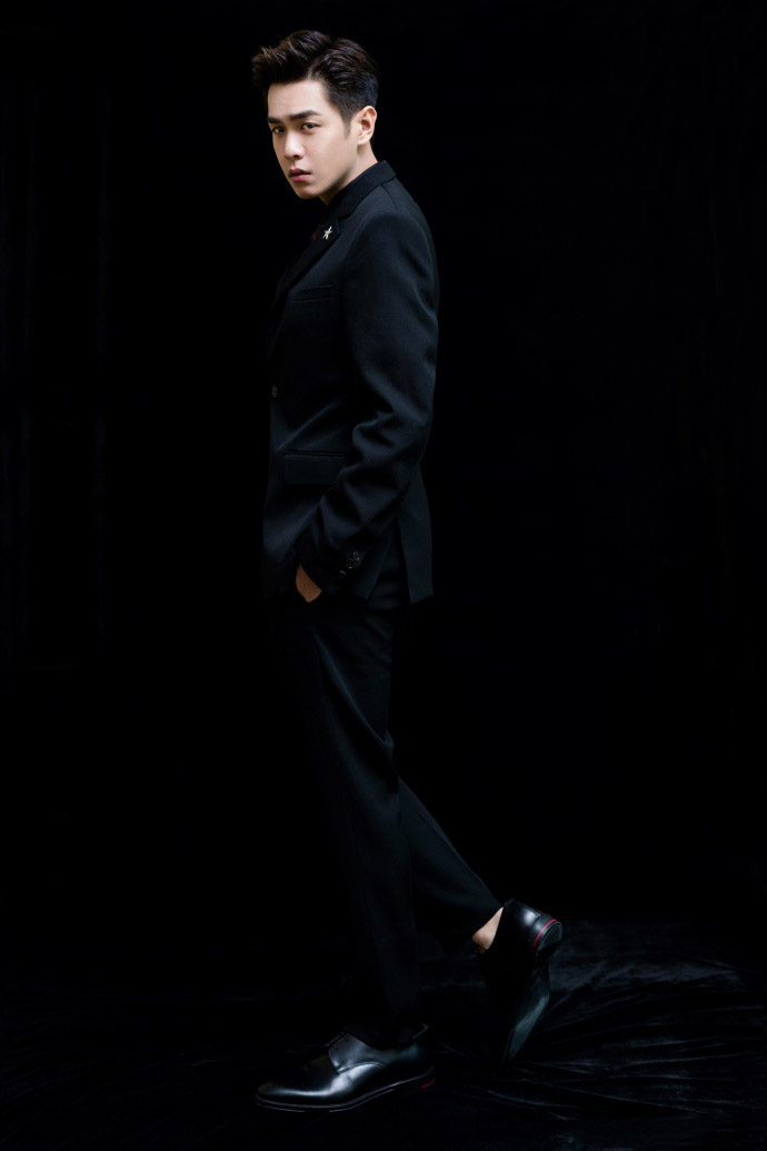 张若昀青花瓷西装写真青花瓷一样的美男子帅气美男张若昀图片