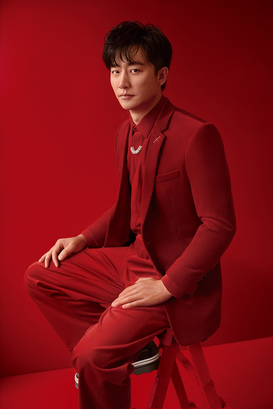 黄轩雅痞风杂志封面写真高清图片图片