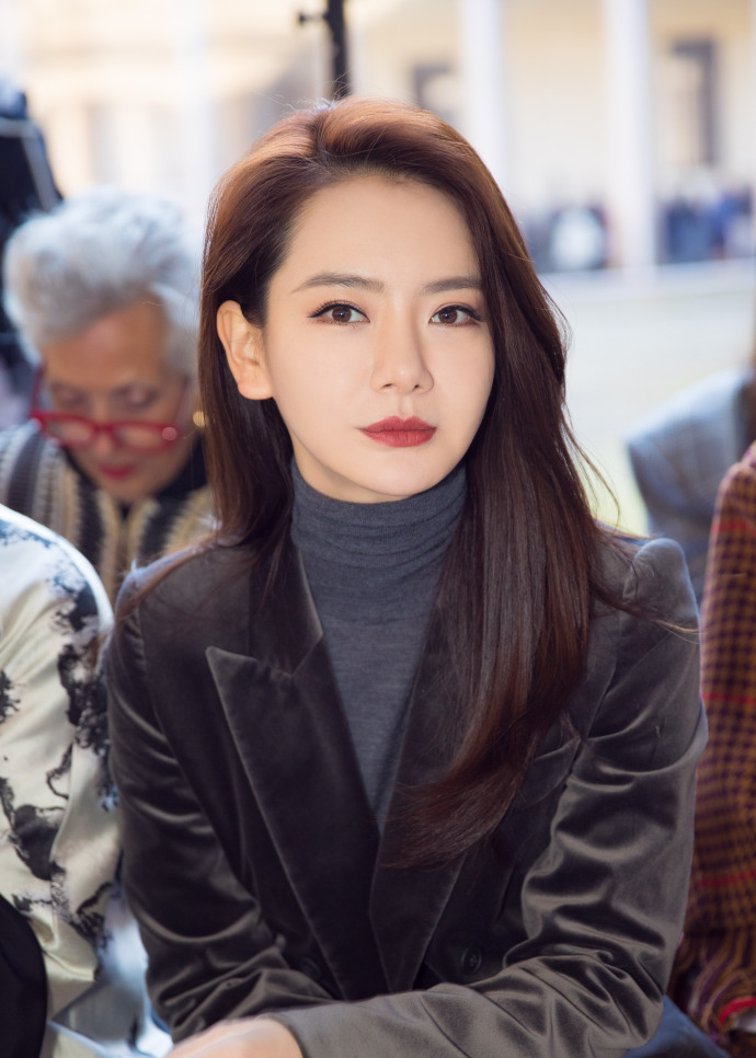 戚薇时尚米兰时装周冷艳干练气质写真图片
