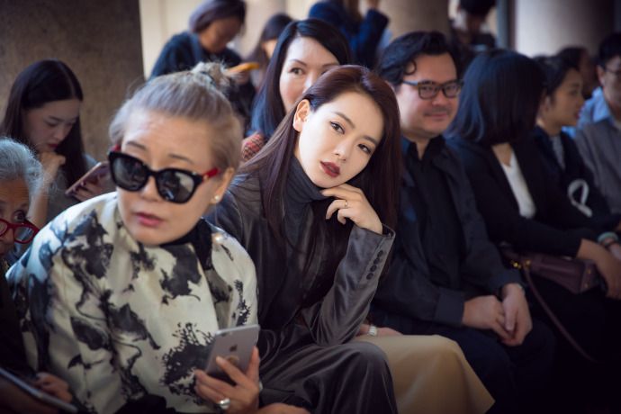 戚薇时尚米兰时装周冷艳干练气质写真图片