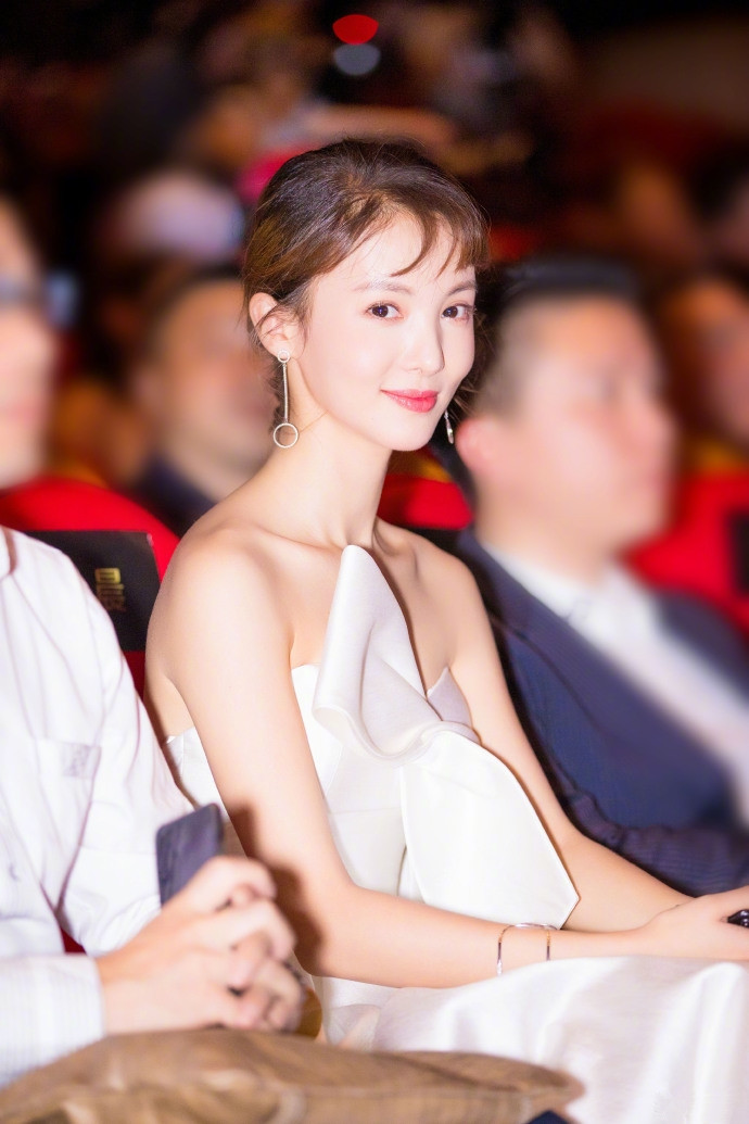 中国大陆山东济南女演员平面模特金晨性感时髦机场照图片图片