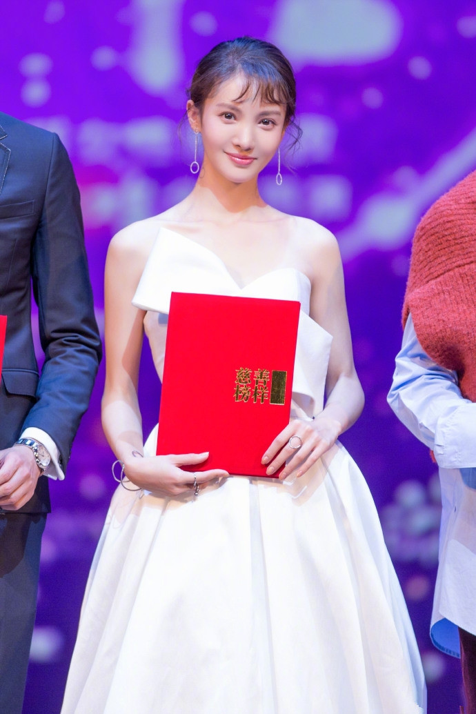 中国大陆山东济南女演员平面模特金晨性感时髦机场照图片图片