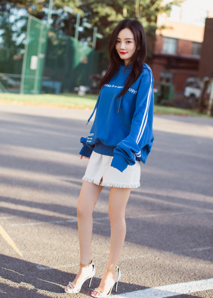 李小璐穿超短裙秀美腿图片