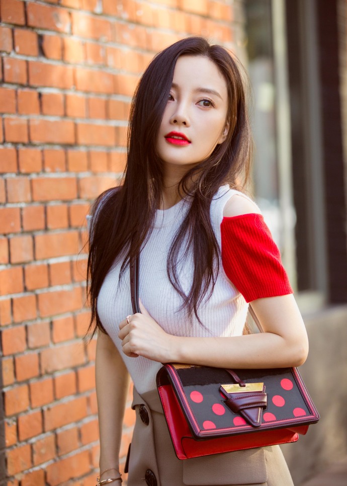 李小璐穿超短裙秀美腿图片