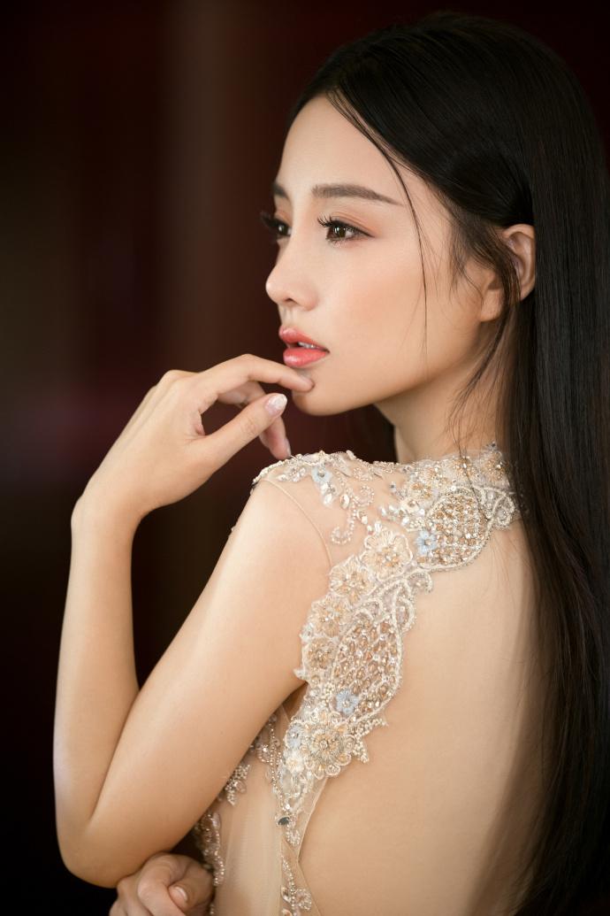 李小璐穿超短裙秀美腿图片