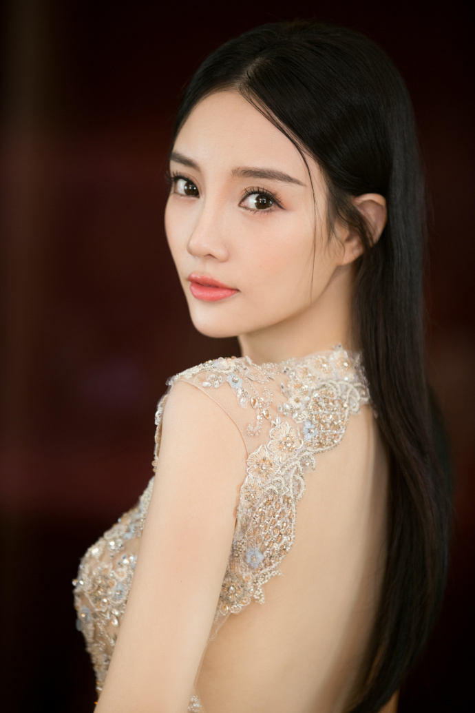 李小璐穿超短裙秀美腿图片