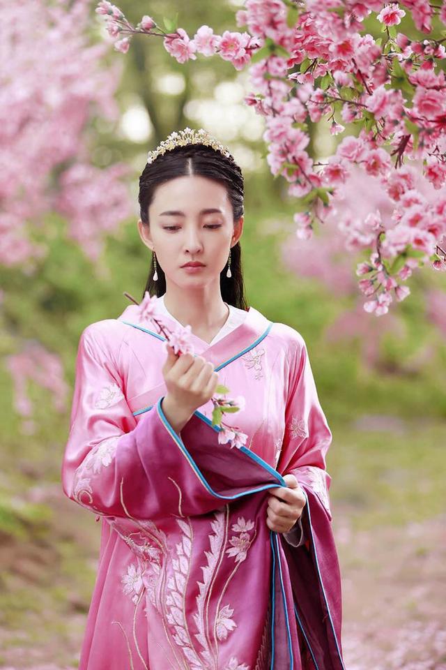 王丽坤现身霍比特人村 素颜女神清新可人图片图片