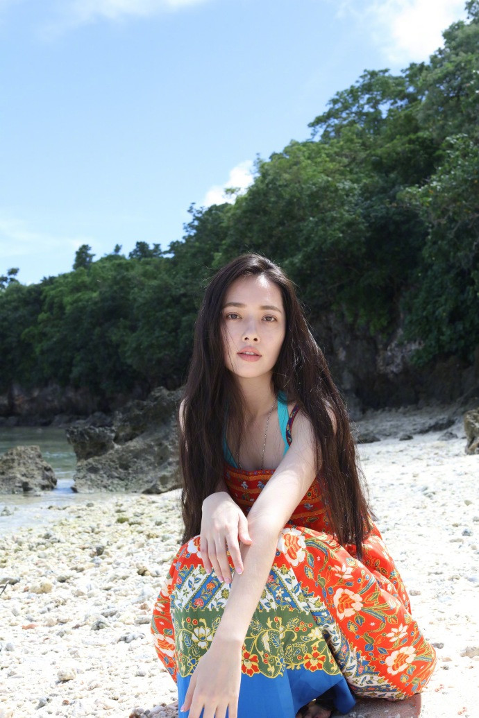 郭碧婷沙滩清凉吊带裙性感写真图片