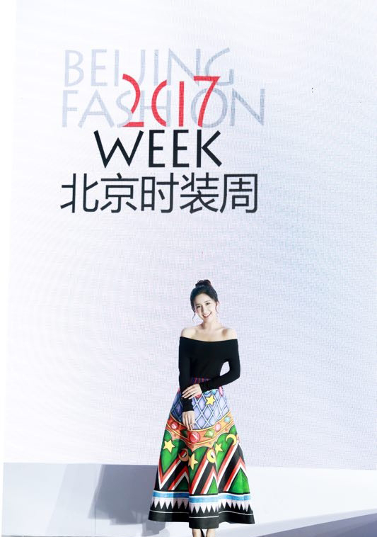 中国内地上海女演员陈欣予小露香肩性感写真温柔妩媚图片