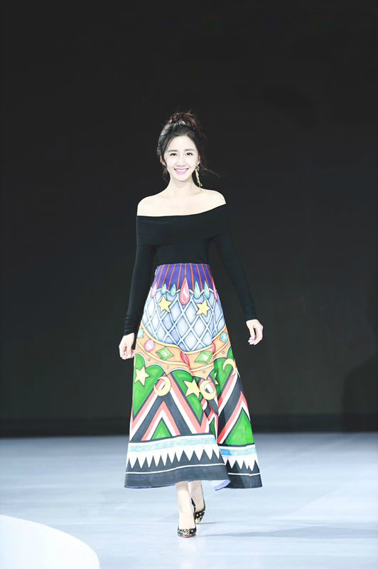 中国内地上海女演员陈欣予小露香肩性感写真温柔妩媚图片 中国内地上海女演员陈欣予小露香肩性感写真温柔妩媚图片