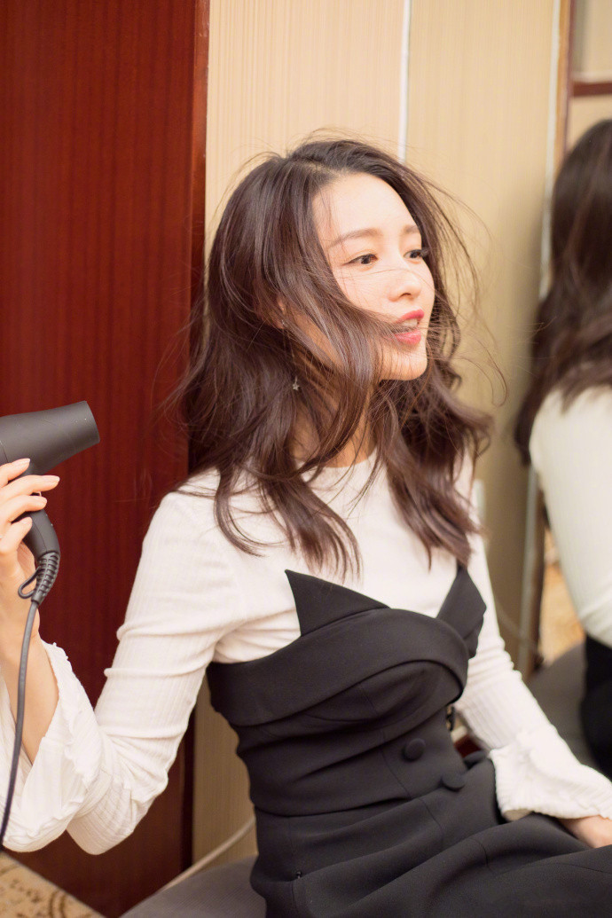 李沁性感黑白配唯美迷人写真图片