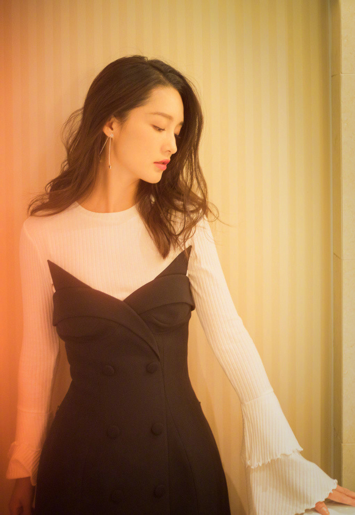 李沁性感黑白配唯美迷人写真图片